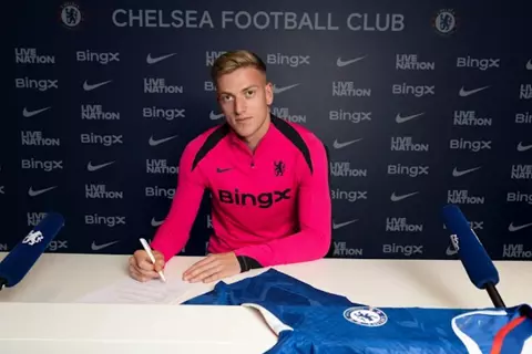 تشيلسي يعلن ضم ليام ديلاب بعقد طويل الأمد حتى 2031